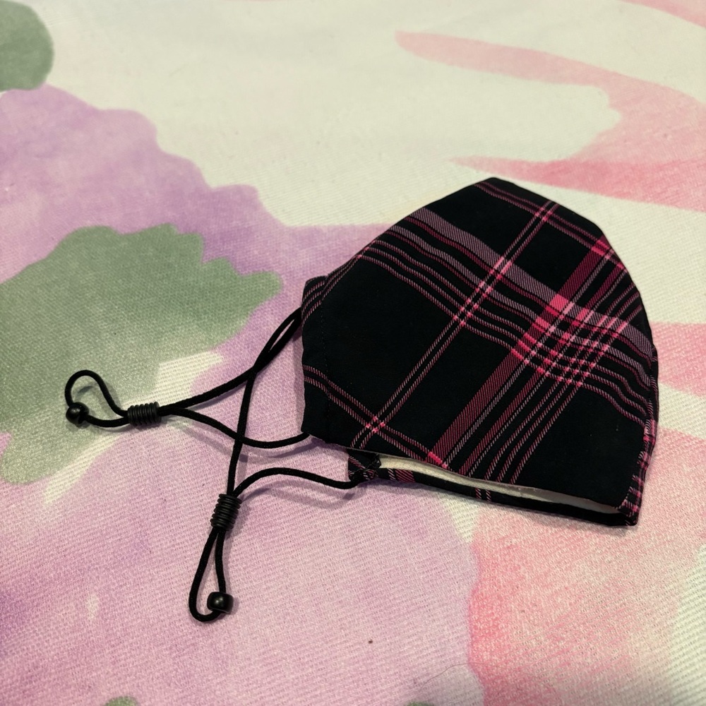Victoria's Secret Black & Pink Plaid Face Mask EUC Adjustable Gold Text Holiday - Picture 4 of 6